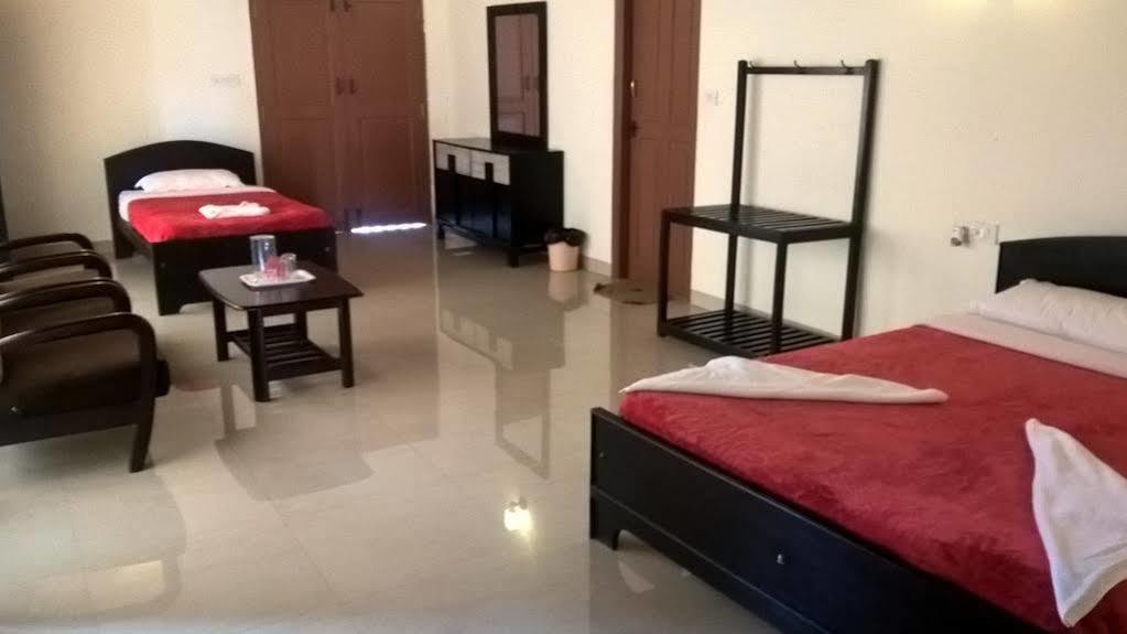 Palm Valley Resort Gonikoppal Екстериор снимка